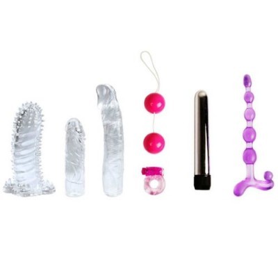 Conjunto de artigos sexuais em silicone e plástico variados em fundo branco