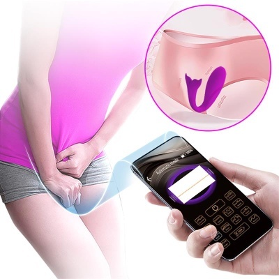 Mulher com camisola rosa segura zona genital, telemóvel com teclado, imagem de calcinha rosa com dispositivo roxo
