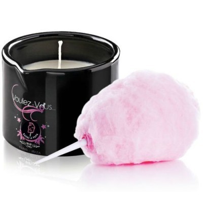 Vela em recipiente preto com algodão-doce cor-de-rosa