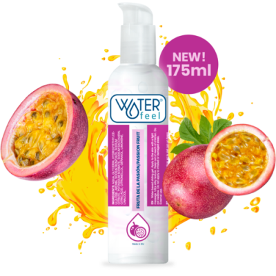 Frasco do produto Water Feel sabor maracujá com fruta e líquido amarelo de fundo