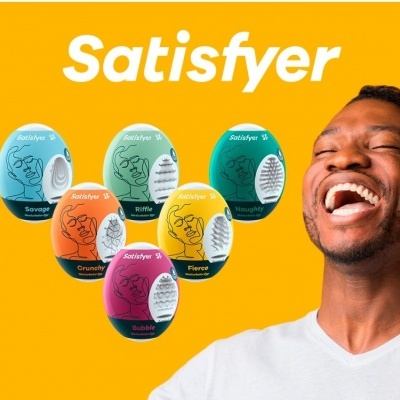 Seis massageadores Satisfyer coloridos com nomes distintos em fundo amarelo e homem sorrindo