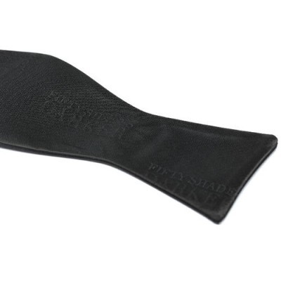 Gravata preta com textura e texto PRADA MILANO na ponta