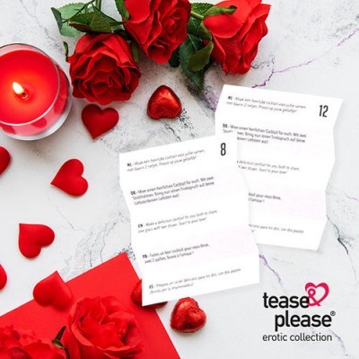 Velas, rosas, corações e cartões de mensagens sobre uma superfície clara, com texto de marca 'tease & please erotic collection'.