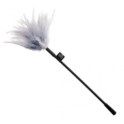 Pluma duster preta com penas cinzentas claras