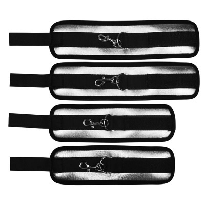 Conjunto de quatro pulseiras pretas com interior prateado e fecho metálico