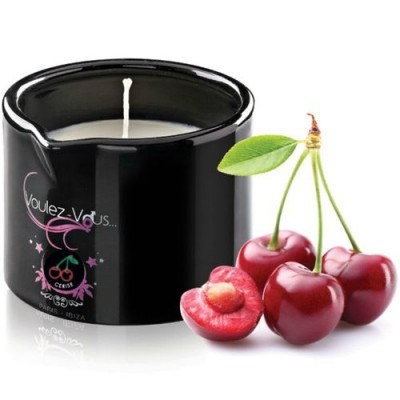 Vela preta com texto Voulez-Vous e cerejas vermelhas frescas ao lado