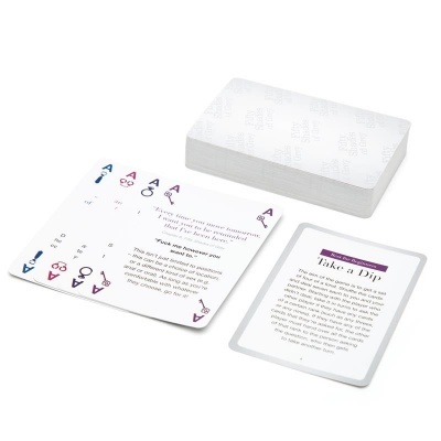 Cartas de jogo com instruções e símbolos coloridos em fundo branco