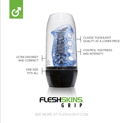 Produto Fleshskins Grip translúcido azul e preto com texto descritivo ao lado.