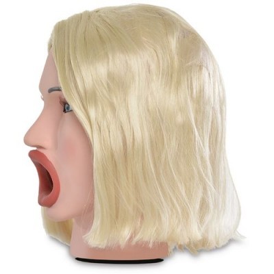 Cabeça de manequim loira com lábios vermelhos e cabelo ondulado