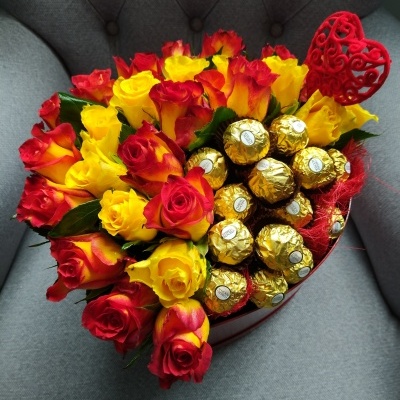 Arranjo de rosas amarelas e vermelhas com bombons Ferrero Rocher em forma de coração