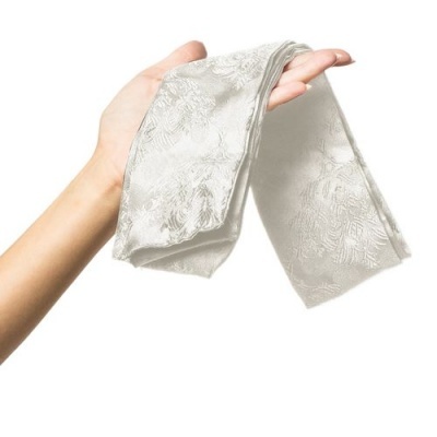 Lenço prateado com padrão floral segurado por uma mão