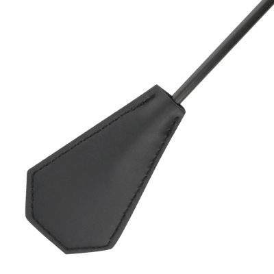 Vara preta com pega geométrica em couro preto