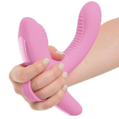 Vibrador rosa de silicone com textura ondulada e punho ergonómico