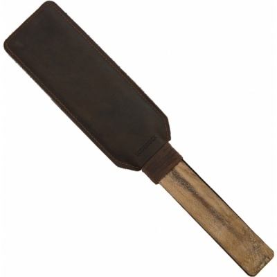 Pá de madeira com pega em couro castanho escuro, palavra GRINDSTER gravada.