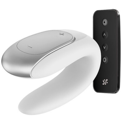 Dispositivo em forma de U branco e cinza prateado com comando remoto preto.