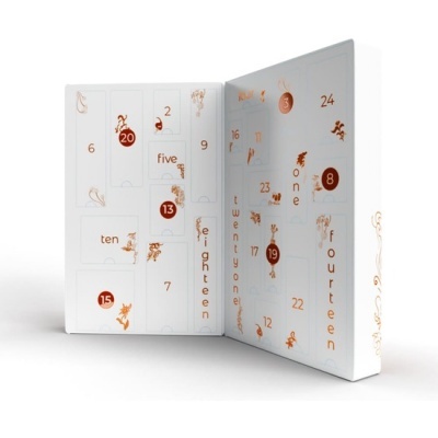 Calendário do advento branco com detalhes castanhos e dourados