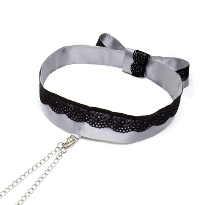 Colar choker cinzento com renda preta e fecho de corrente