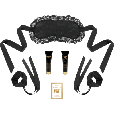 Conjunto erótico preto com venda em renda, tubos com texto dourado e embalagem NK