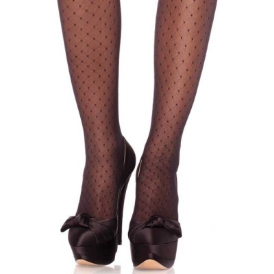 Pernas com meias pretas de padrão losangos e sapatos pretos com laço