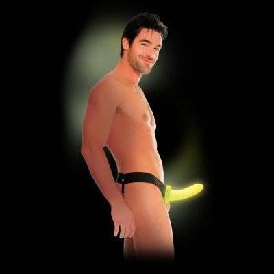 Homem nu com cinto preto e acessório amarelo em forma de banana