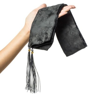 Cachecol preto com padrão floral e franjas nas extremidades