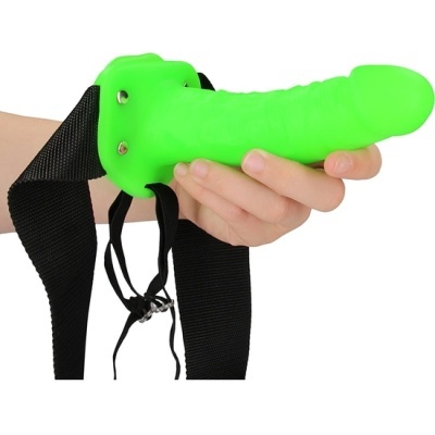 Dildo verde com arnês preto segurado por mão