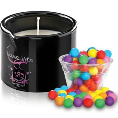 Vela aromática em jarra preta e bolas coloridas em recipiente de vidro
