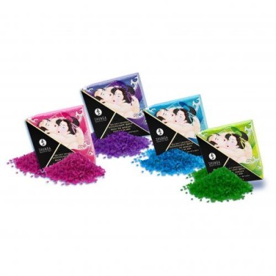 Caixas triangulares com cristais coloridos rosa, roxo, azul e verde