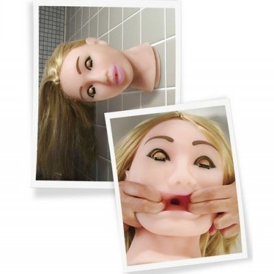 Cabeça de boneca realista com cabelo loiro e olhos pintados