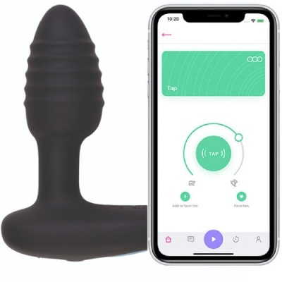 Plug anal preto com textura em anéis e smartphone mostrando app com botão TAP