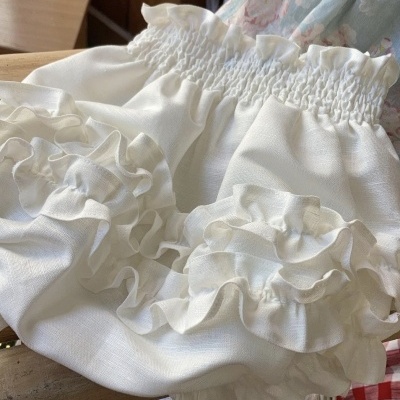 Bolsa ou saco branco com folhos e cintura elástica