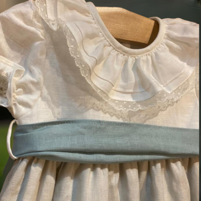 Roupão infantil branco com gola dupla e cinto azul esverdeado