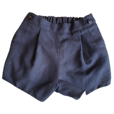 Calções azuis escuros com cintura elástica e botões.