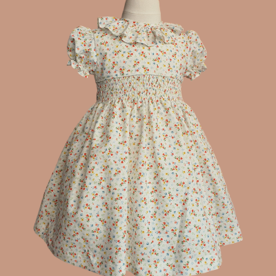 Vestido infantil branco com flores coloridas e gola com babado