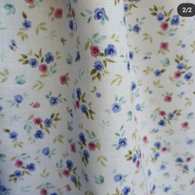 Tecido branco com padrão floral colorido