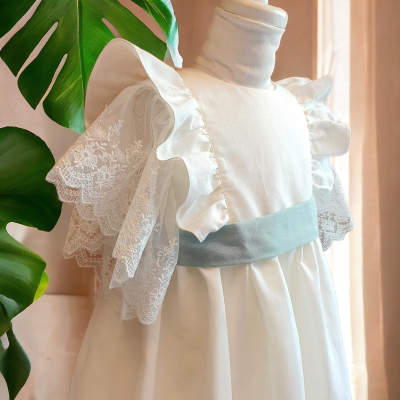 vestido branco para criança com gola alta e mangas de renda