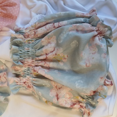 Calças infantis florais com pregas elásticas em tecido pastel