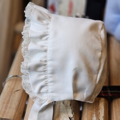 Gorro branco em tecido com renda e folhos