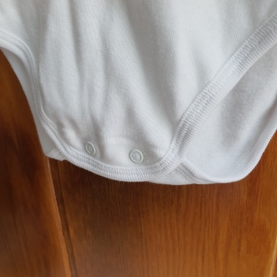 Peça de roupa branca para bebé com botões de pressão