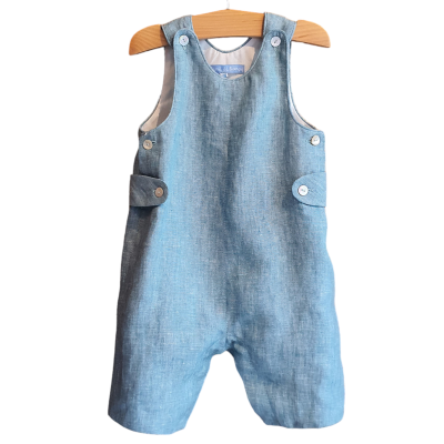 Macacão de bebé azul claro em tecido tipo linho com botões brancos
