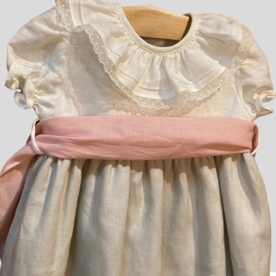 Vestido infantil branco com gola folhada e faixa rosa