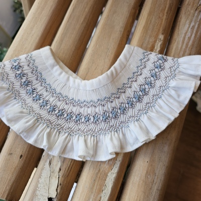 Gola bordada cinza e aqua