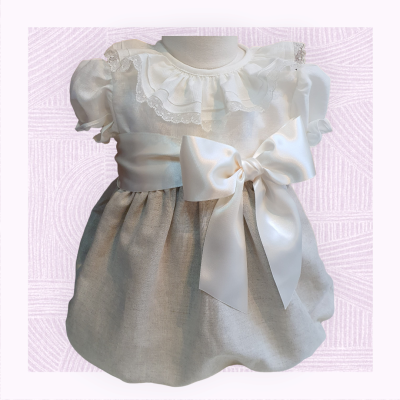 Vestido de bebé branco e cinza com laço grande na cintura