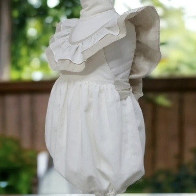 Macacão de bebé branco com gola folhada bege e branca