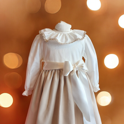 Vestido infantil branco e bege com gola de folhos e laço na cintura