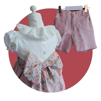 Conjunto de vestido branco com laço florido e calções rosa para criança