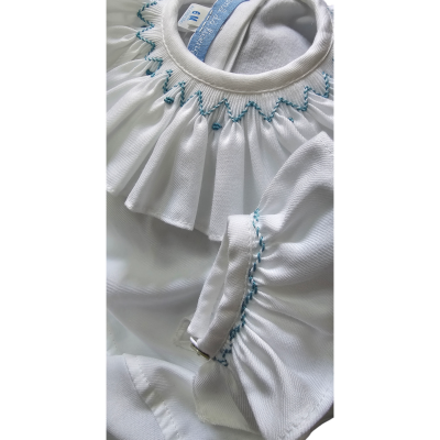Blusa branca de bebé com bordado azul na gola e punhos