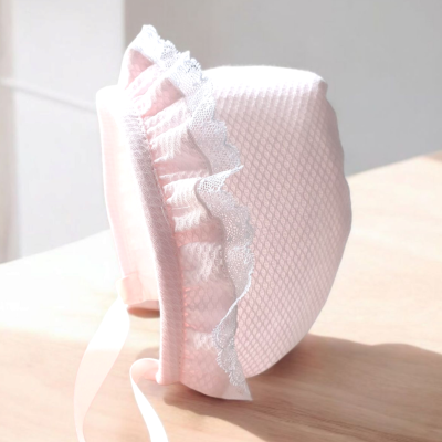 Touca em piquet com renda valenciana