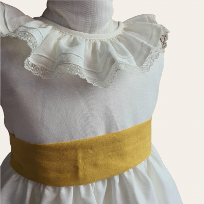 Vestido branco com babado na gola e faixa amarela na cintura
