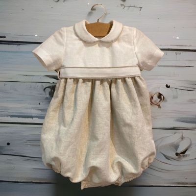 Vestido de bebé claro com gola arredondada e saia franzida